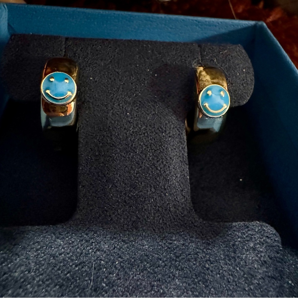 NWOT 18K White Gold Plated Blue Smily Face Huggies Pierced Earrings - Picture 3 of 3